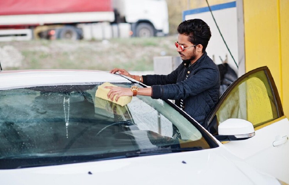 Key Factors in Choosing Auto Glass Service Providers